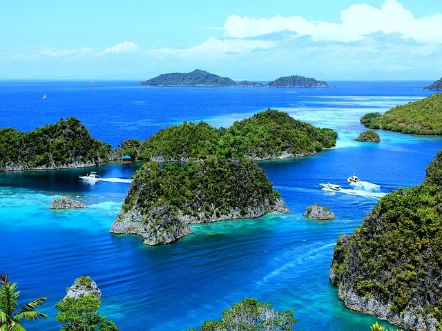 Raja Ampat Bulan April: Snorkeling, Island Hopping, dan Pemandangan Terbaik!